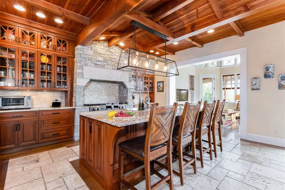 Custom kitchen in a second home near Notre Dame
